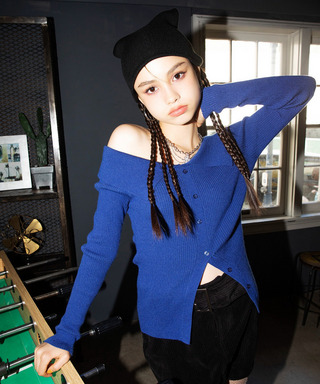 オフショルスリットヘムニットトップス