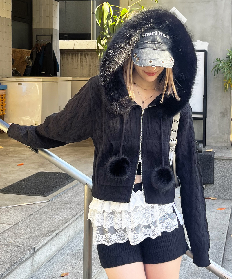 ぽんぽん付きケーブル編みニットショートパーカー 詳細画像 ブラック 3