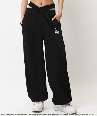 【MLB】刺しゅうロゴウエストカットバレルレッグスウェットパンツ