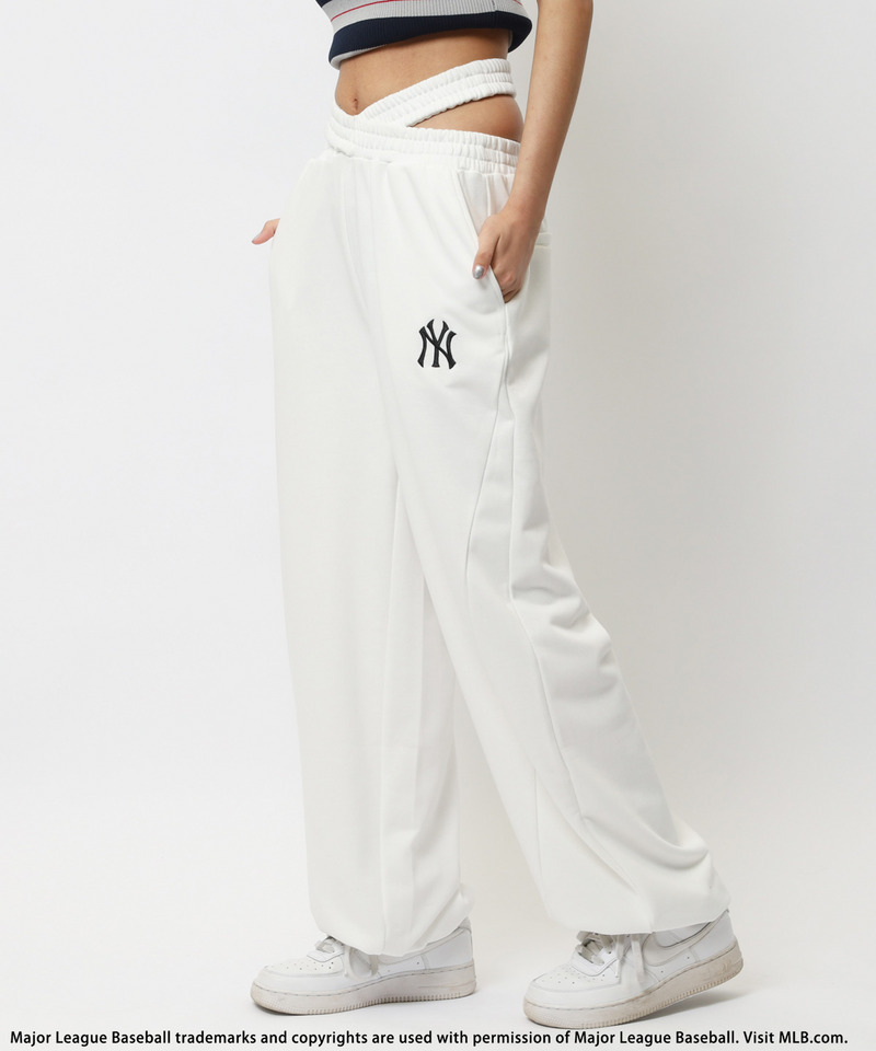 【MLB】刺しゅうロゴウエストカットバレルレッグスウェットパンツ 詳細画像 ホワイト 2