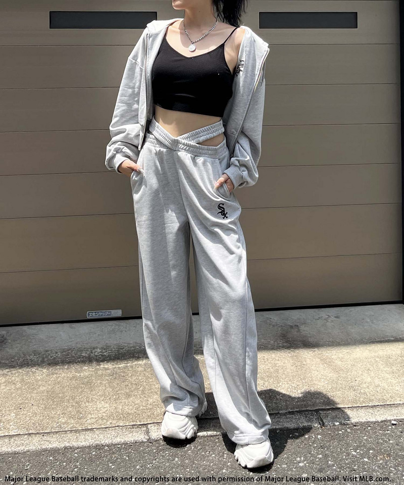 【MLB】刺しゅうロゴウエストカットバレルレッグスウェットパンツ 詳細画像 グレー 3