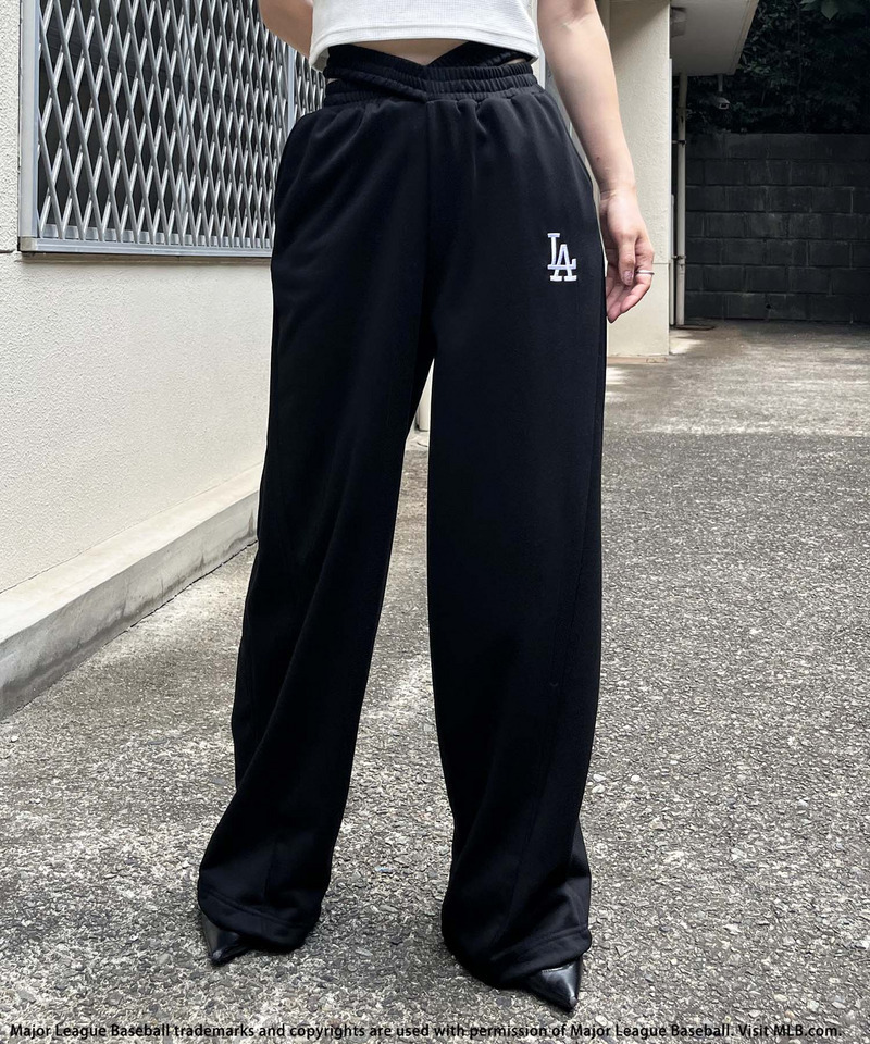 【MLB】刺しゅうロゴウエストカットバレルレッグスウェットパンツ 詳細画像 ブラック 10