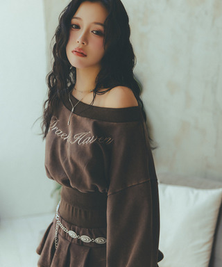 ロゴ刺しゅうワンショルダートップス