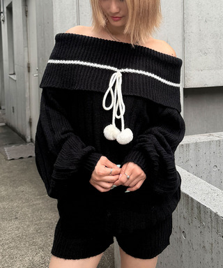 ぽんぽん付きオフショルニット&times;ショートパンツセットアップ