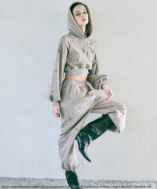 【MLB】総柄刺しゅうロゴフーディセットアップ