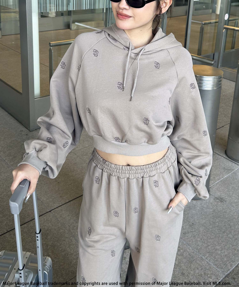 【MLB】総柄刺しゅうロゴフーディセットアップ 詳細画像 ブラウン 10