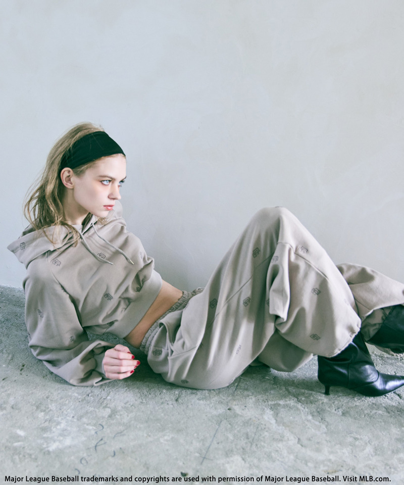 【MLB】総柄刺しゅうロゴフーディセットアップ 詳細画像 ブラウン 2