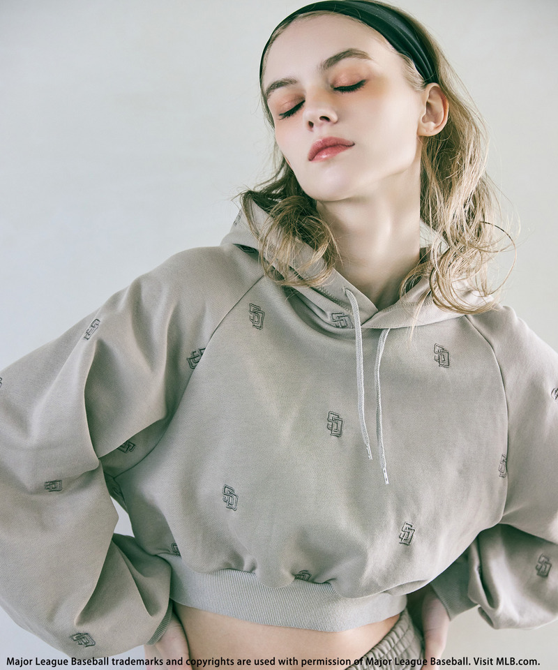 【MLB】総柄刺しゅうロゴフーディセットアップ 詳細画像 ブラウン 3