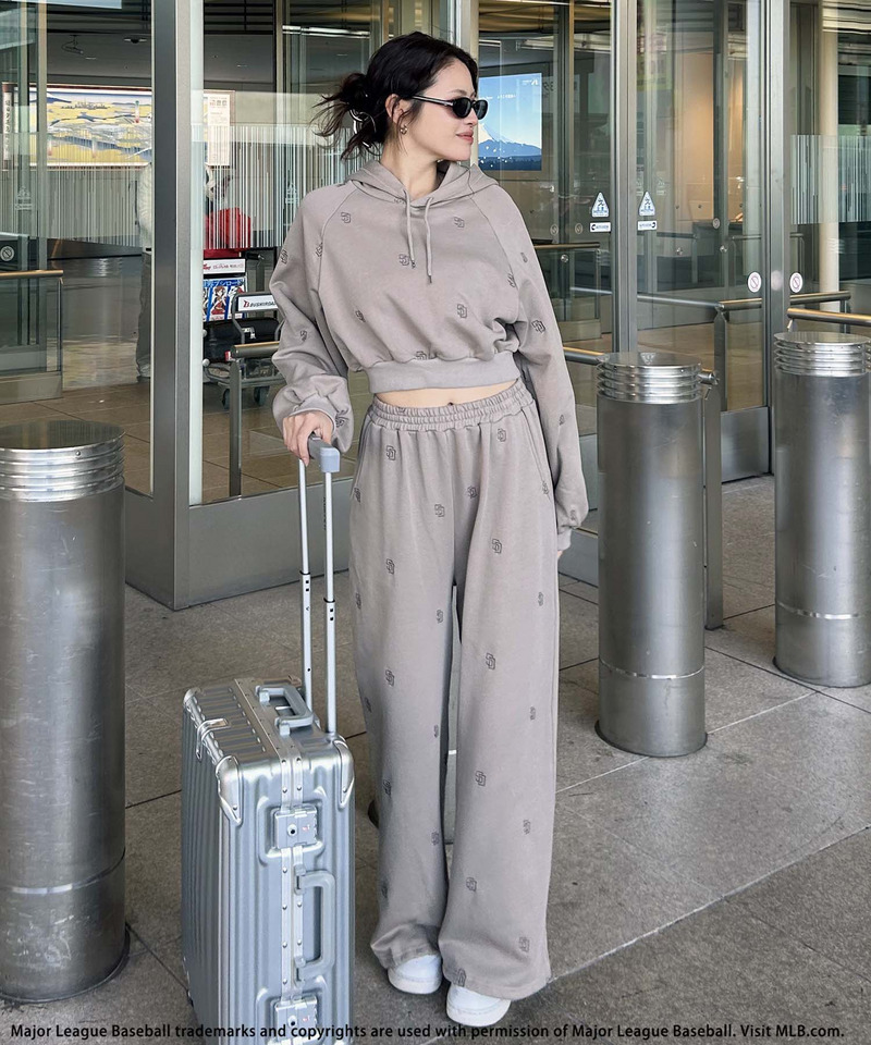 【MLB】総柄刺しゅうロゴフーディセットアップ 詳細画像 ブラウン 9