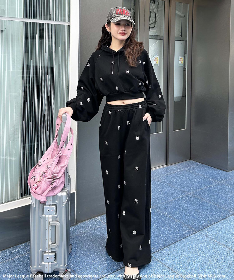 【MLB】総柄刺しゅうロゴフーディセットアップ 詳細画像 ブラック 8